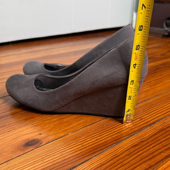 ⭐️3/$25⭐️ Chinese Laundry Velvet Wedge Pumps - Picture 6 of 9